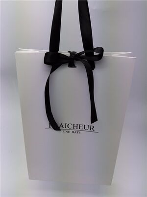 Guter Preis Platzsparende faltbare Geschenktüten aus recyceltem weißem Kunstdruckpapier mit individuellem Logo und Bandfarbe, perfekt für Einzelhandel und Geschenke Online
