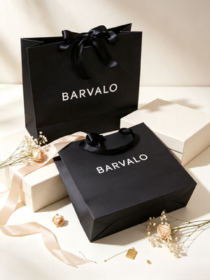 Guter Preis Wiederverwertete Geschenktaschen Matte schwarze Papiertaschen mit Satinbandgriffe und Soft Touch-Lamination für High-End-Geschenkverpackungen Online