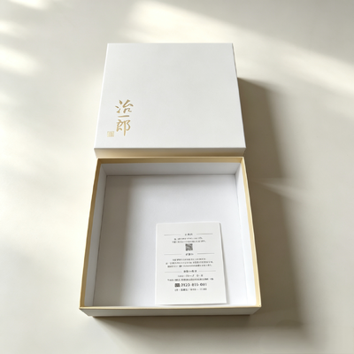 Guter Preis Elegante, minimalistische Schokoladen-Verpackungsschachteln im japanischen Stil mit matter Laminierung und hellgoldener Innenverkleidung, perfekt für gebackene Snacks Online